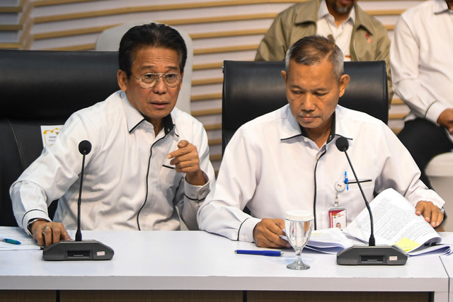 Wakil Ketua KPK Johanis Tanak (kiri) berbincang dengan Ibnu Basuki Widodo (kanan) sebelum memaparkan kinerja KPK 2025 di Gedung Merah Putih KPK, Jakarta, Senin (22/12/2025). Foto: ANTARA FOTO/Muhammad Adimaja