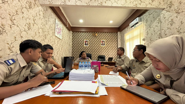 Rapat evaluasi dan penyelesaian tunggakan pendapatan diterima di muka di lingkungan Kantah Sekadau. Foto: Dok. Kantah Sekadau