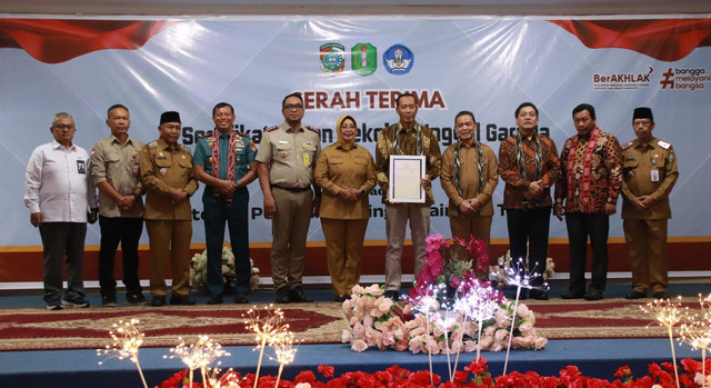 Foto bersama dalam kegiatan penyerahan sertifikat lahan untuk pembangunan Sekolah Garuda di Kabupaten Mempawah. Foto: M. Zain/Hi!Pontianak 