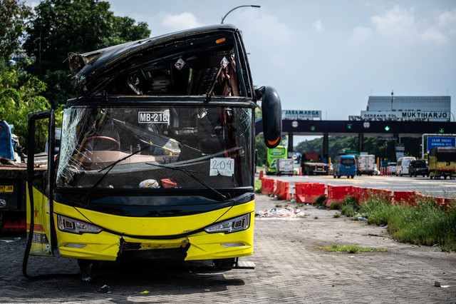 Kondisi bangkai bus PO Cahaya Trans bernomor polisi B 7201 IV pascakecelakaan terparkir di kawasan Gerbang Tol Muktiharjo, Semarang, Jawa Tengah, Senin (22/12/2025). Foto: Aprillio Akbar/ANTARA FOTO
