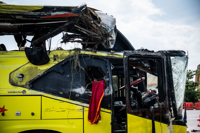 Kondisi bangkai bus PO Cahaya Trans bernomor polisi B 7201 IV pascakecelakaan terparkir di kawasan Gerbang Tol Muktiharjo, Semarang, Jawa Tengah, Senin (22/12/2025). Foto: Aprillio Akbar/ANTARA FOTO