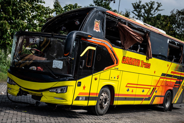 Kondisi bangkai bus PO Cahaya Trans bernomor polisi B 7201 IV pascakecelakaan terparkir di kawasan Gerbang Tol Muktiharjo, Semarang, Jawa Tengah, Senin (22/12/2025). Foto: Aprillio Akbar/ANTARA FOTO