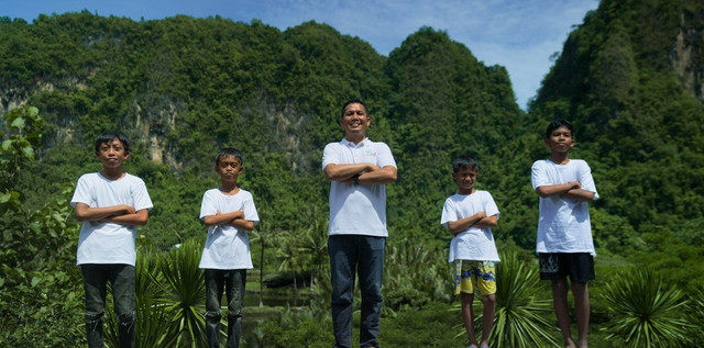 Tokoh Penggerak Kampung Berseri Astra Rammang-Rammang Zainal Abidin (tengah) yang dikenal sebagai Penjaga Benteng Alam Karst Rammang-Rammang. Foto; dok. Astra