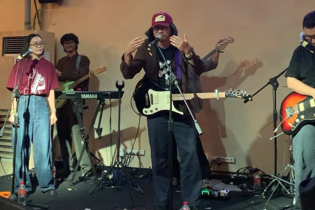 Grup band asal Tangsel Ministry of tampil saat Soundrenaline 2025 di M Bloc, Jakarta Selatan, Minggu (21/12/2025). Foto: Vincentius Mario/kumparan