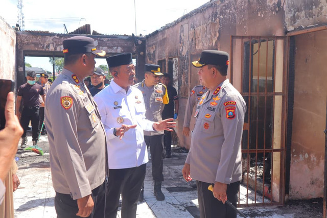 Kapolda Sumut Irjen Pol Whisnu Hermawan Februanto beserta jajarannya dan Bupati Mandailing Natal Saipullah Nasution saat tinjau Polsek Muara Batang Gadis yang dibakar massa, Senin (22/12/2025). Foto: Polda Sumut