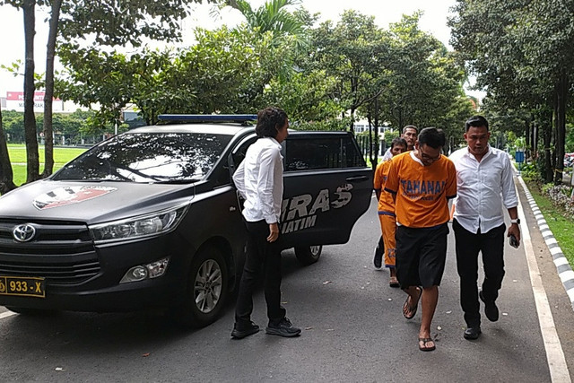 Bripka AS, anggota polisi di Polres Probolinggo tersangka pembunuhan mahasiswa UMM asal Probolinggo, Faradila Amalia Najwa, mengenakan baju tahanan. Foto: Dok. Istimewa