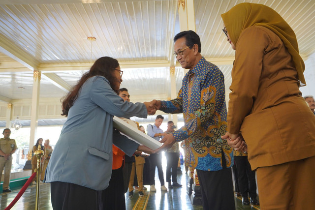 Penyerahan bantuan living cost atau jaminan hidup oleh Gubernur Daerah Istimewa Yogyakarta (DIY), Sri Sultan Hamengku Buwono X, kepada mahasiswa asal Aceh, Sumatra Utara, dan Sumatra Barat di Bangsal Kepatihan, Kompleks Kepatihan, Kota Yogyakarta, Senin (22/12). Foto: Istimewa