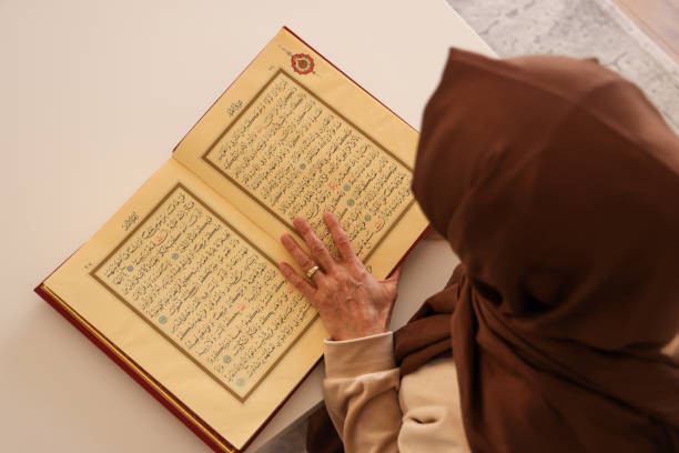 Seorang perempuan sedang membaca Al Quran. Foto by Istock
