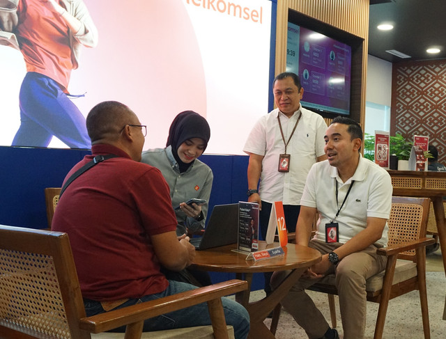 Saki H. Bramono, VP Consumer Business Area Sumatera, Telkomsel (paling kanan), saat meninjau GraPARI Telkomsel di wilayah terdampak banjir dan longsor Sumatera. Foto: Dok. Telkomsel