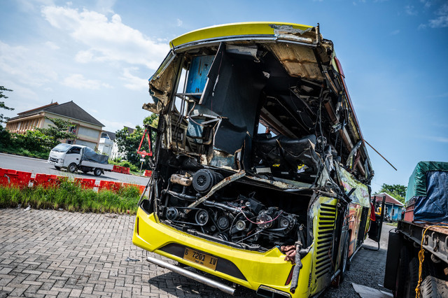 Kondisi bangkai bus PO Cahaya Trans bernomor polisi B 7201 IV pascakecelakaan terparkir di kawasan Gerbang Tol Muktiharjo, Semarang, Jawa Tengah, Senin (22/12/2025). Foto: Aprillio Akbar/ANTARA FOTO