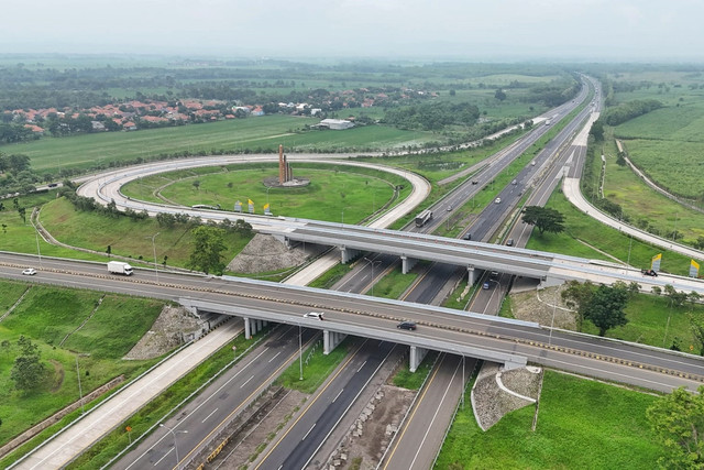 Arus lalu lintas di Lingkar Gerbang Tol Kertajati, Senin (22/12/2025) Foto: kumparan