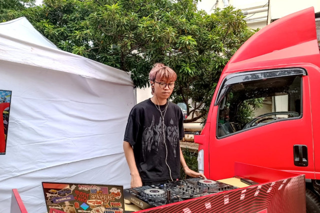 Menikmati alunan live Disc Jockey (DJ). Foto: Giovanni/kumparan