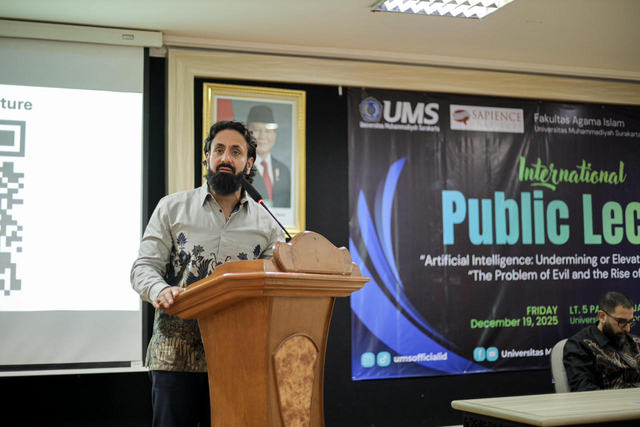 Pendiri Sapience Institute Sheikh Hamza Andreas Tzortzis saat memberikan materi kuliah umum di Ruang Seminar Pascasarjana UMS, 19 Desember 2025.