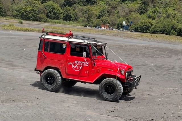 Pesona Toyota Land Cruiser 'Hardtop' FJ40 di kawasan Taman Nasional Bromo Tengger Semeru. Foto: kumparan