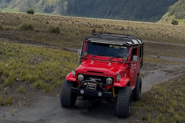 Pesona Toyota Land Cruiser 'Hardtop' FJ40 di kawasan Taman Nasional Bromo Tengger Semeru. Foto: kumparan