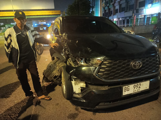 Mobil ringsek yang menabrak pasutri di Palembang. Foto : Dok Polrestabes Palembang