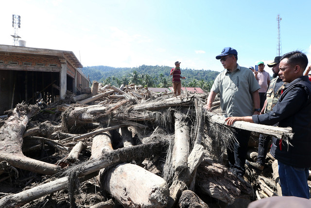 Menteri Dalam Negeri Tito Karnavian (ketiga kanan) melihat tumpukan kayu gelondongan yang hanyut akibat banjir bandang di Lokop, Serbajadi, Aceh Timur, Aceh, Senin (22/12/2025). Foto: ANTARA FOTO/Irwansyah Putra