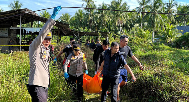 Polisi mengevakuasi jasad korban. Foto: Dok. Istimewa