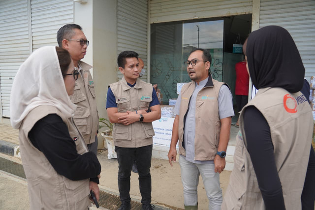 Holding Industri Pertambangan Indonesia MIND ID menyalurkan 3 truk yang berisi vitamin, dan obat-obatan ke masyarakat di sejumlah wilayah terdampak bencana di Sumatra. Dok: MIND ID