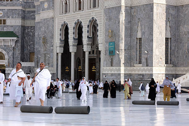 Peziarah Muslim di Masjidil Haram, Mekkah, Arab Saudi foto Istok