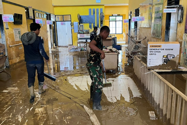 Anggota TNI dan Polisi bahu-membahu membersihkan lumpur di fasilitas kesehatan Aceh Tamiang. Foto: Dok. Istimewa