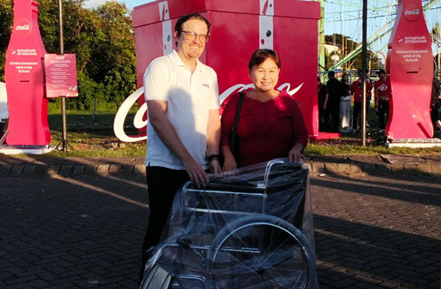 Meiske Barik, warga asal Kota Tomohon, Sulawesi Utara, yang keinginannya dikabulkan oleh Coca-Cola Indonesia pada momentu Natal 2025. Meiske mendapatkan kursi roda. 