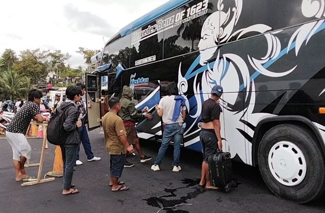 Sejumlah penumpang memasukkan barang bawaannya ke dalam bus yang ada di Terminal Malalayang Manado. Puncak arus mudik Natal 2025 diprediksi terjadi pada Selasa 23 Desember 2025.