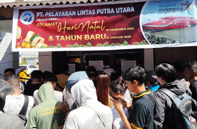 Antrean yang terjadi di depan loket pembelian tiket kapal di Pelabuhan Manado.