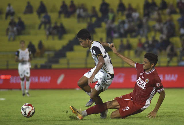 Pemain Semen Padang FC M Ridwan (kanan) berupaya mengambil bola dari pemain Persija Jakarta Figo Dennis (kiri), pada pertandingan BRI Super League di Stadion H Agus Salim Padang, Sumatera Barat, Senin (22/12/2025). Foto: Iggoy el Fitra/ANTARA FOTO