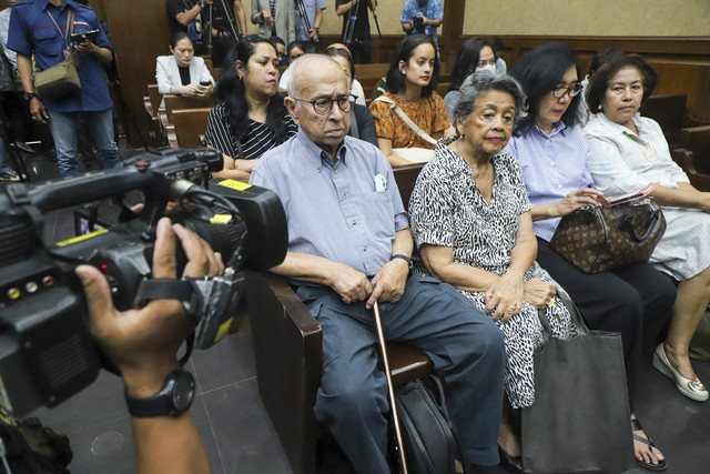 Orang tua dan mertua dari eks Mendikbudristek Nadiem Makarim, menghadiri sidang perdana kasus dugaan korupsi pengadaan Chromebook, di Pengadilan Tipikor Jakarta, Selasa (23/12/2025). Foto: Iqbal Firdaus/kumparan