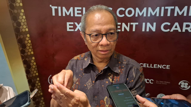 Chairman Eka Tjipta Widjaja Cancer Center Eka Hospital, Dr. dr. Sonar Soni Panigoro, Sp.B (K) Onk.,M.Epid., MARS, pada Health Talk ETWCC, Eka Hospital Group di Mottissey Hotel, Jakarta, Rabu (17/12). Foto: Dok. Eka Hospital