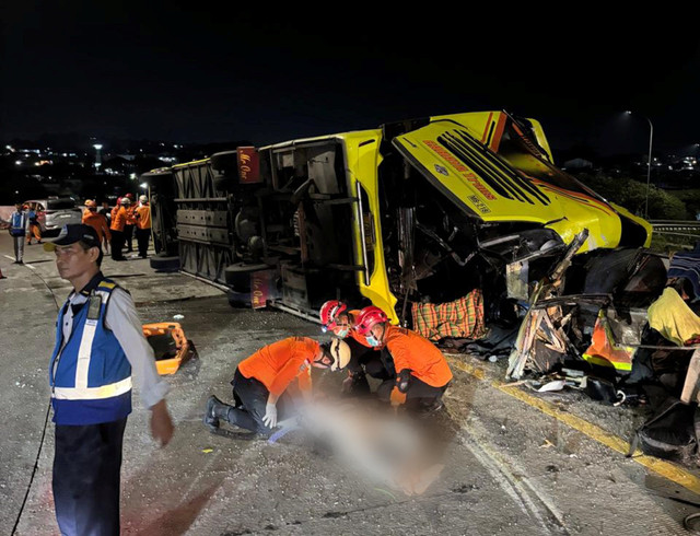 Proses evakuasi Bus PO Cahaya Trans yang mengalami kecelakaan tunggal di Simpang Susun Exit Tol Krapyak Kota Semarang. Dok: @relawangabungansemarang