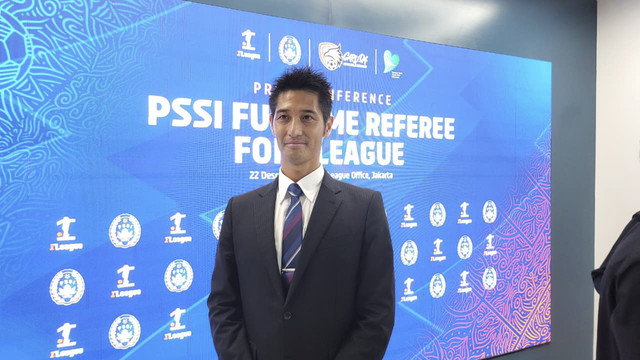 PSSI dan I.League resmi menugaskan Yudai Yamamoto (Jepang) menjadi wasit full time di Indonesia. Foto: Soni Insan Bagus/kumparan
