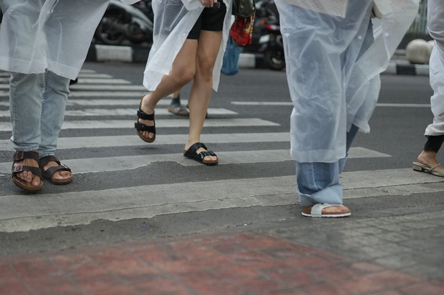 Mindful walk menggunakan sandal Birkenstock. Foto: Birkenstock