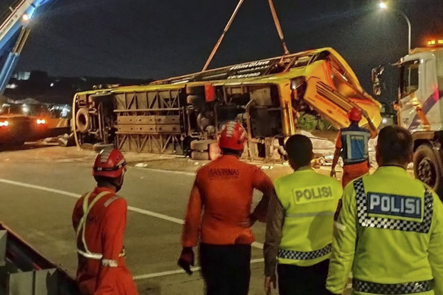 Proses evakuasi Bus PO Cahaya Trans yang mengalami kecelakaan tunggal di Simpang Susun Exit Tol Krapyak Kota Semarang. Foto: Instagram/@relawangabungansemarang