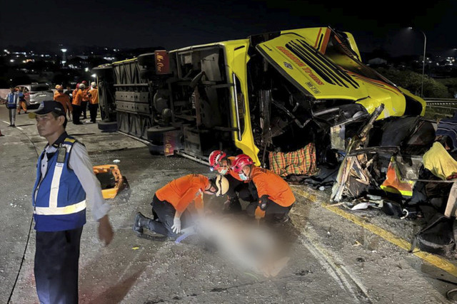 Proses evakuasi Bus PO Cahaya Trans yang mengalami kecelakaan tunggal di Simpang Susun Exit Tol Krapyak Kota Semarang. Foto: Instagram/ @relawangabungansemarang