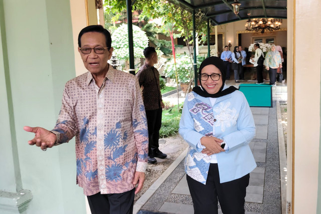 Gubernur DIY Sri Sultan Hamengku Buwono X bersama Wakil Kepala BGN Nanik S Deyang di kompleks Kepatihan Pemda DIY, Selasa (23/12/2025). Foto: Arfiansyah Panji Purnandaru/kumparan