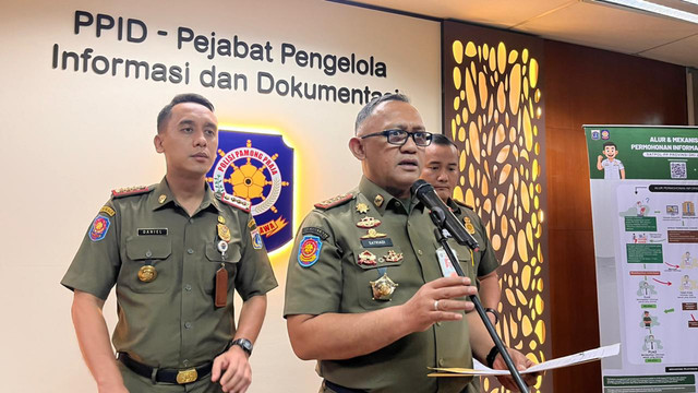 Kepala Satpol PP DKI Jakarta Satriadi Gunawan saat memberikan press statement di Balai Kota, Gambir, Jakarta Pusat, Selasa (23/12/2025). Foto: Nasywa Athifah/kumparan