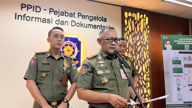 Kepala Satpol PP DKI Jakarta Satriadi Gunawan saat memberikan press statement di Balai Kota, Gambir, Jakarta Pusat, Selasa (23/12/2025). Foto: Nasywa Athifah/kumparan