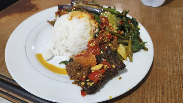 Hidangan lauk-pauk khas nasi Padang di RM Sinar Andalas Depok. Foto: Azalia Amadea/kumparan