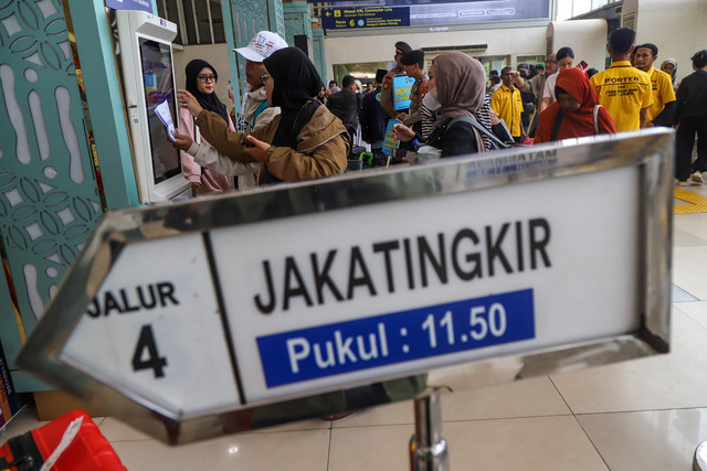 Sejumlah penumpang mengantre untuk memasuki peron keberangkatan di Stasiun Pasar Senen, Jakarta, Selasa (23/12/2025). Foto: Iqbal Firdaus/kumparan