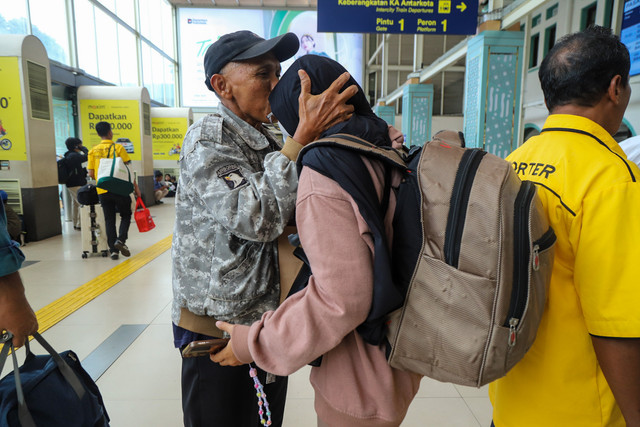 Seorang anak berpamitan pada orang tuanya sebelum memasuki peron keberangkatan di Stasiun Pasar Senen, Jakarta, Selasa (23/12/2025). Foto: Iqbal Firdaus/kumparan