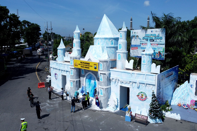 Foto udara pos pelayanan bertema "Frozen" buatan Polres Jombang, Selasa (23/12/2025). Foto: Syaiful Arif/ANTARA FOTO