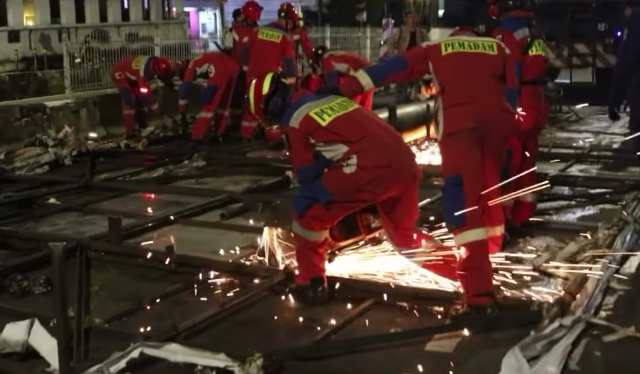 Satpol PP DKI Jakarta turunkan reklame di Pancoran, 19 Desember 2025 Foto: Satpol PP DKI Jakarta