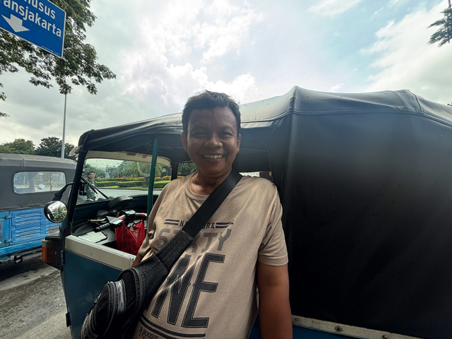 Mukhtar (52) supir bajaj di Jakarta yang kesehariannya menanti penumpang di sekitar Stasiun Gambir, Jakarta Pusat. Foto: Argya D. Maheswara/kumparan 