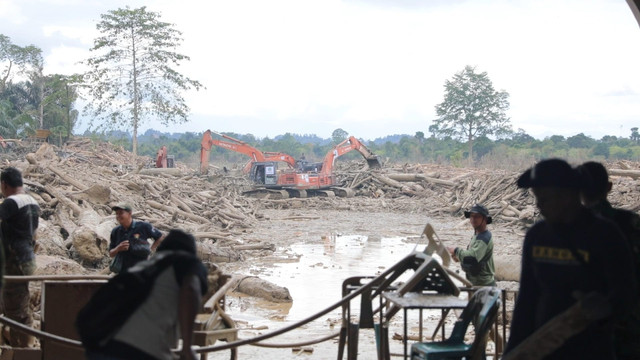 Proses pembersihan puing kayu di Pondok Pesantren (Ponpes) Darul Muchlisin, Kabupaten Aceh Tamiang, Senin (22/12/2025). Foto: Dok. Istimewa
