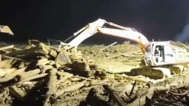 Proses pembersihan puing kayu di Pondok Pesantren (Ponpes) Darul Mukhlisin, Kabupaten Aceh Tamiang, Senin (22/12/2025). Foto: Dok. Istimewa