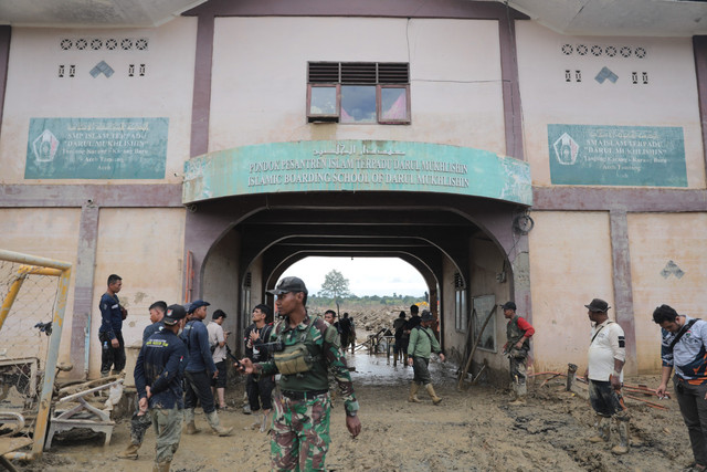 Proses pembersihan puing kayu di Pondok Pesantren (Ponpes) Darul Mukhlisin, Kabupaten Aceh Tamiang, Senin (22/12/2025). Foto: Dok. Istimewa