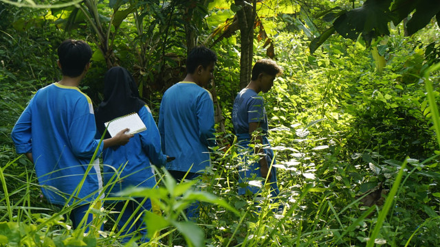 Pelajar melakukan program di Hutan Wakaf YPM