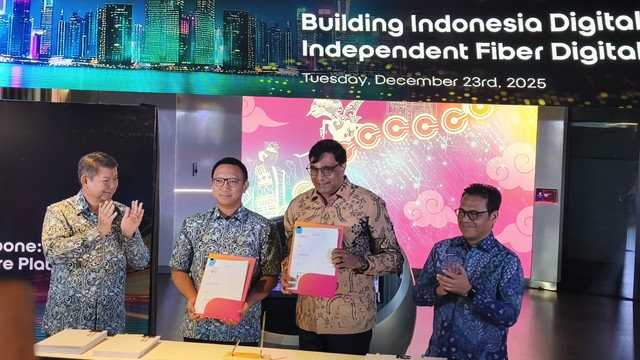 Penandatanganan perjanjian investasi pembentukan perusahaan patungan (joint venture) untuk membangun sebuah platform serat optik digital terkemuka di Indonesia ("FiberCo") oleh Arsari Group dan Indosat Ooredoo Hutchison, Selasa (23/12/2025). Foto: Thomas Bosco/kumparan